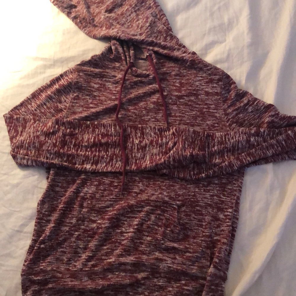 Maroon white speckled hoodie with pockets!